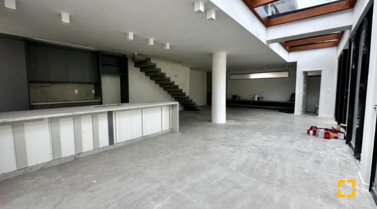 Casa com 512m², 12 quartos (sendo 6 suítes), 4 garagens, no bairro Campeche em Florianópolis