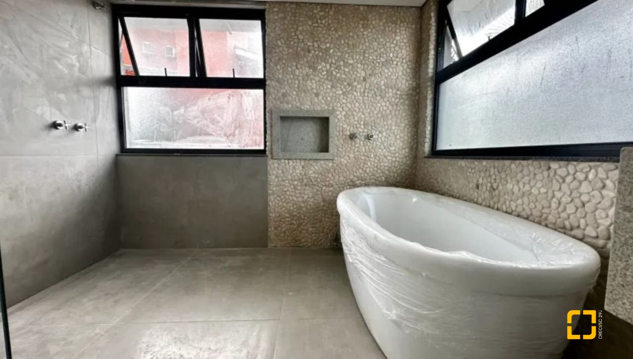 Casa com 512m², 12 quartos (sendo 6 suítes), 4 garagens, no bairro Campeche em Florianópolis