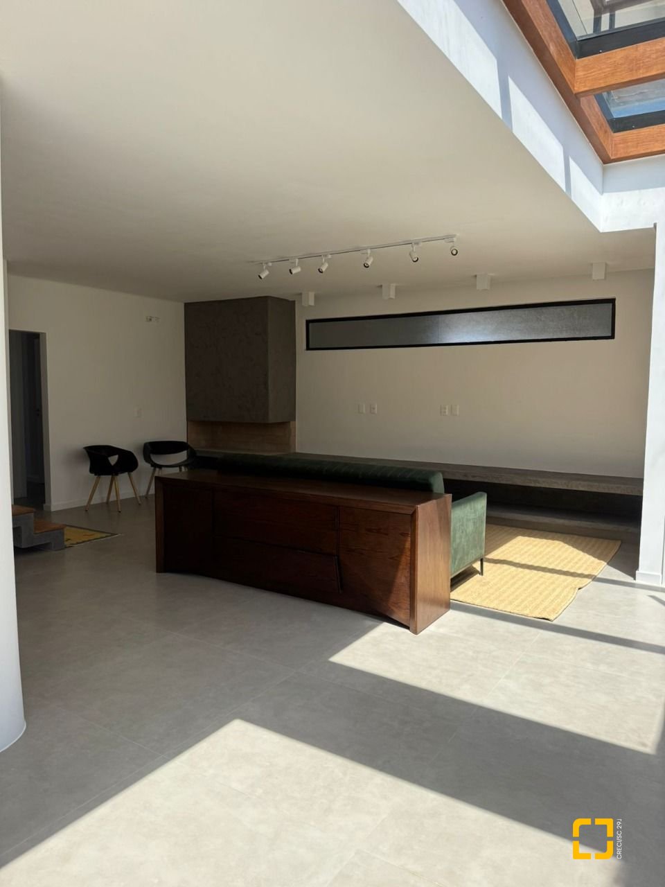 Casa com 512m², 12 quartos (sendo 6 suítes), 4 garagens, no bairro Campeche em Florianópolis