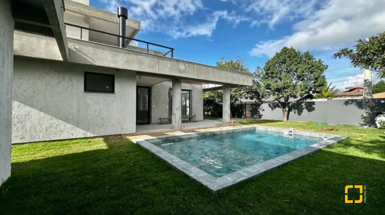 Casa com 512m², 12 quartos (sendo 6 suítes), 4 garagens, no bairro Campeche em Florianópolis