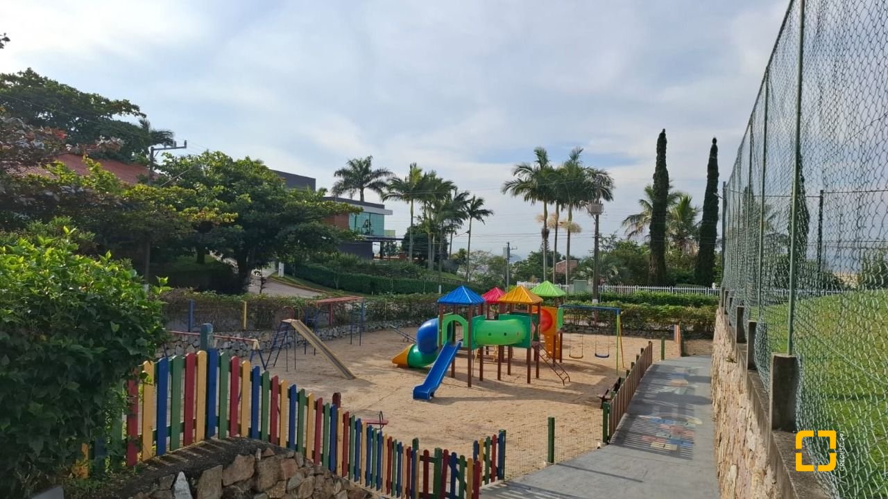 Terreno com 801m², no bairro Capoeiras em São José