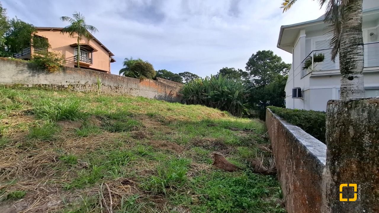 Terreno com 801m², no bairro Capoeiras em São José