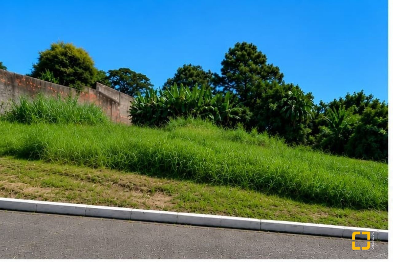 Terreno com 801m², no bairro Capoeiras em São José
