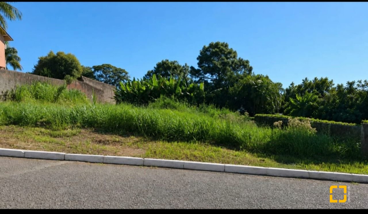 Terreno com 801m², no bairro Capoeiras em São José