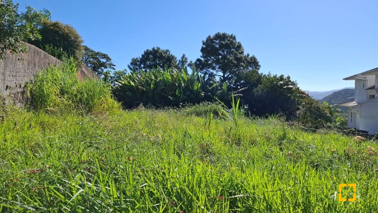 Terreno com 801m², no bairro Capoeiras em São José
