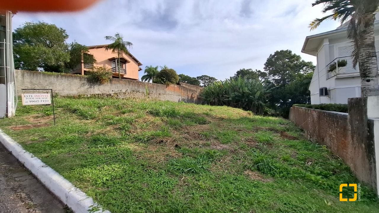 Terreno com 801m², no bairro Capoeiras em São José