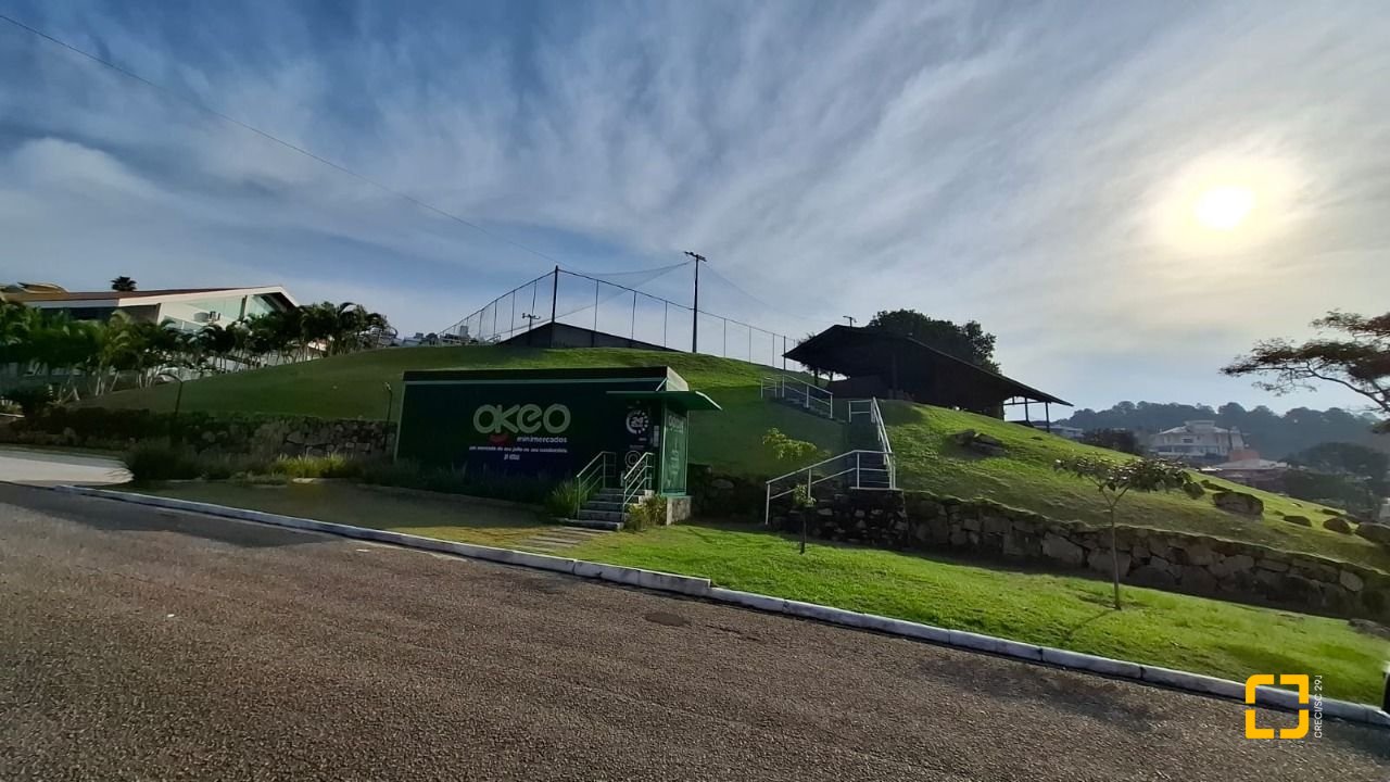 Terreno com 801m², no bairro Capoeiras em São José