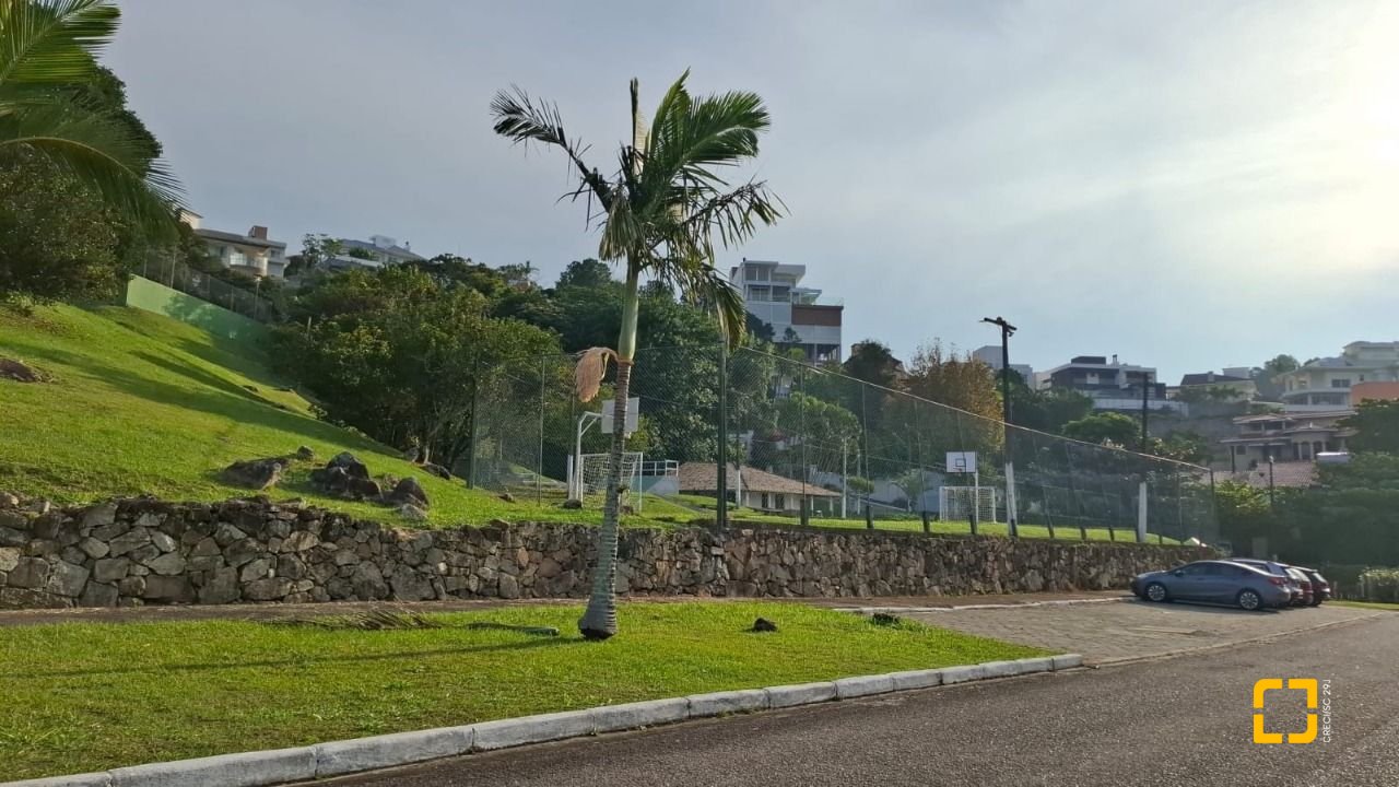 Terreno com 801m², no bairro Capoeiras em São José