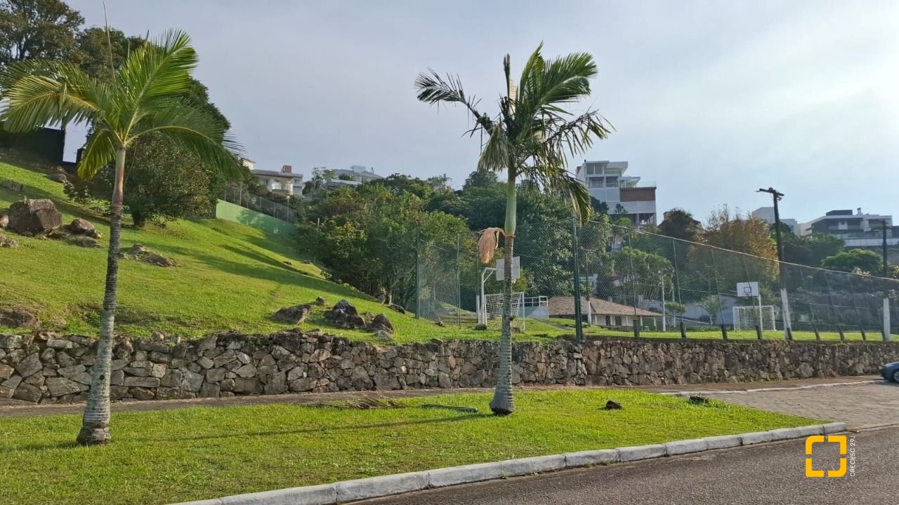 Terreno com 801m², no bairro Capoeiras em São José