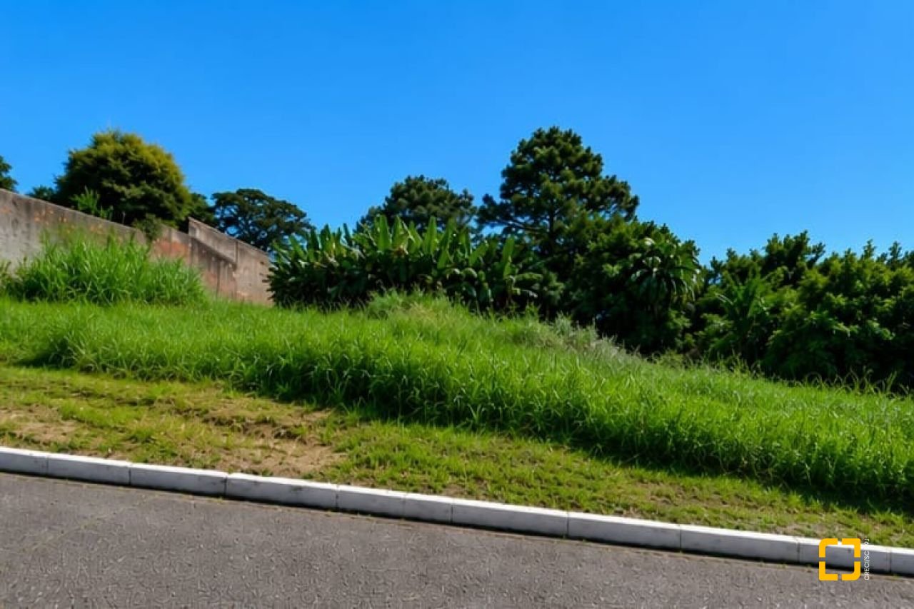 Terreno com 801m², no bairro Capoeiras em São José