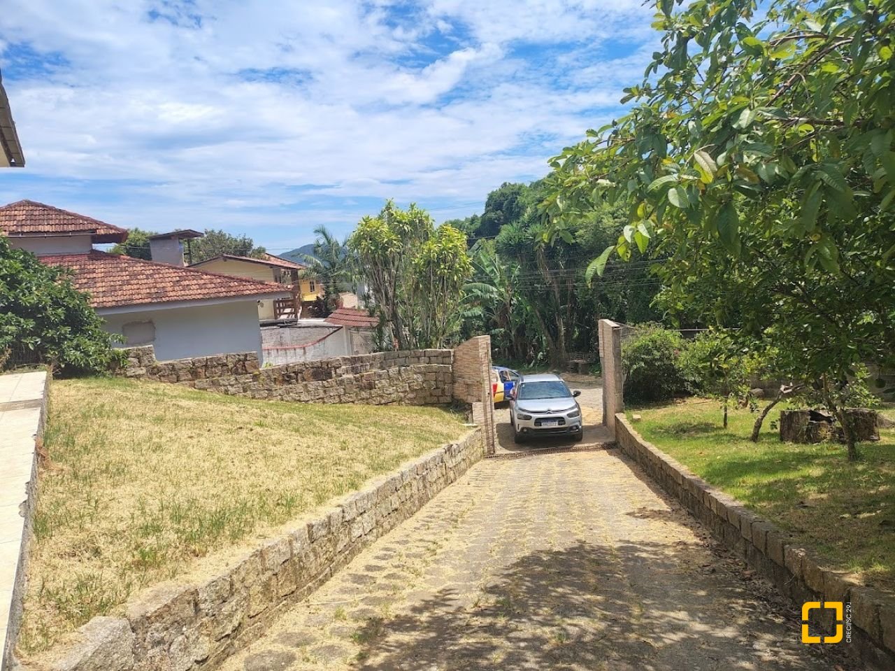 Casa com 560m², 5 quartos (sendo 1 suíte), 6 garagens, no bairro Monte Verde em Florianópolis