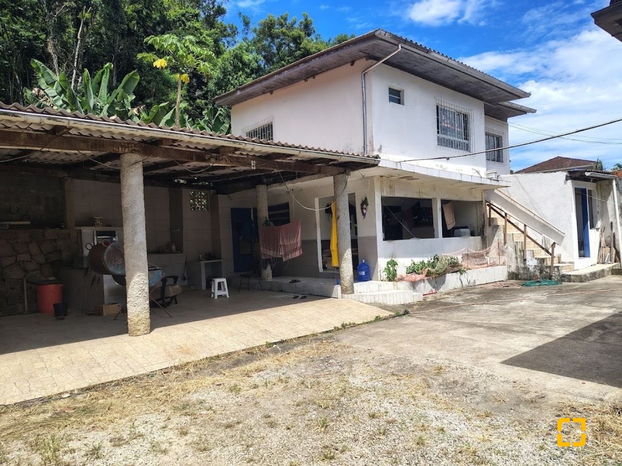 Casa com 560m², 5 quartos (sendo 1 suíte), 6 garagens, no bairro Monte Verde em Florianópolis