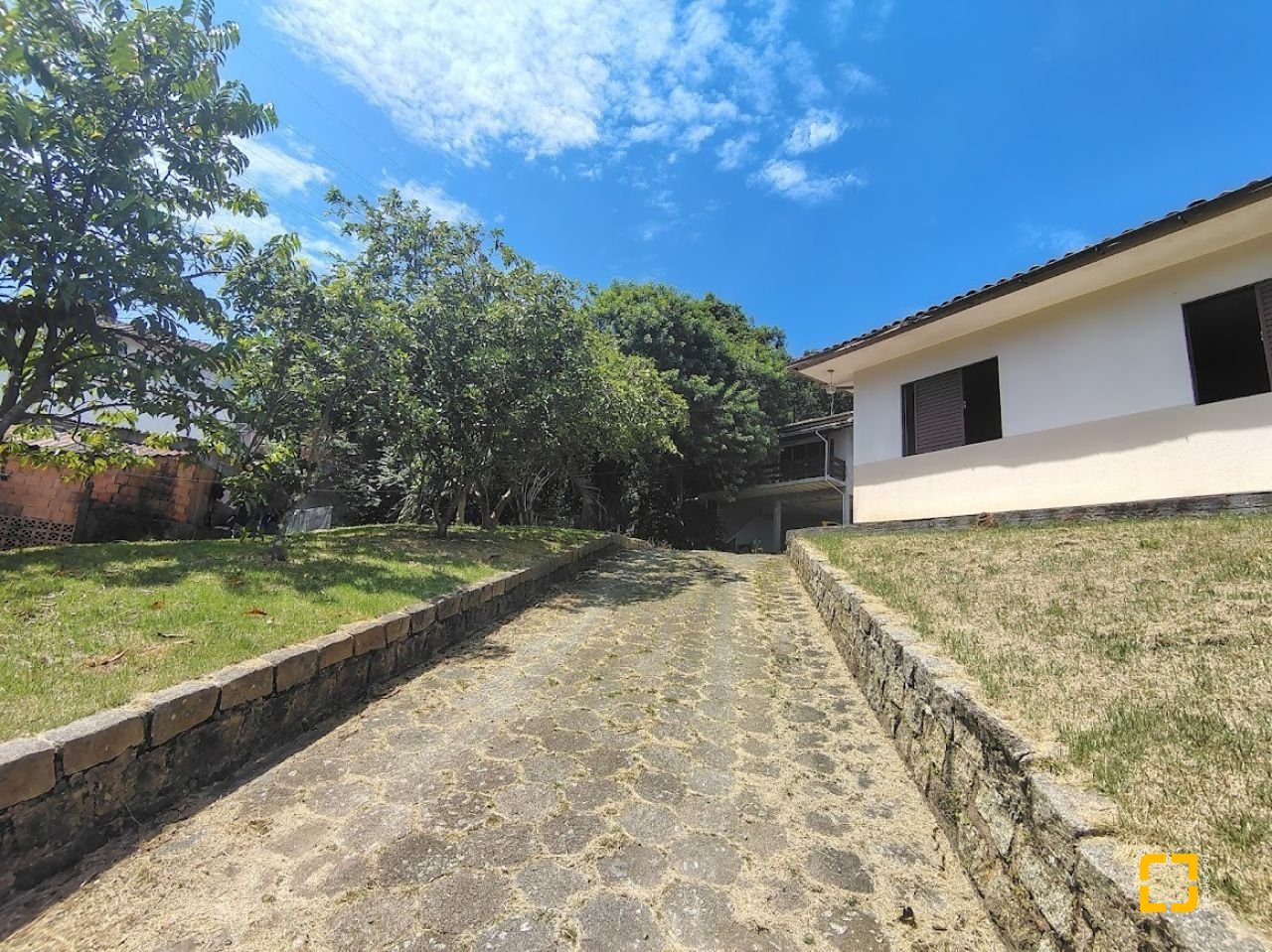 Casa com 560m², 5 quartos (sendo 1 suíte), 6 garagens, no bairro Monte Verde em Florianópolis