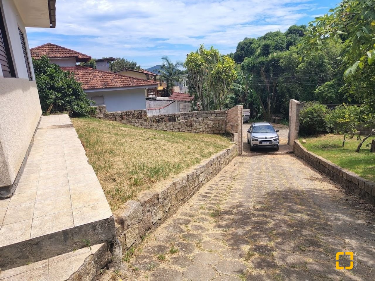Casa com 560m², 5 quartos (sendo 1 suíte), 6 garagens, no bairro Monte Verde em Florianópolis
