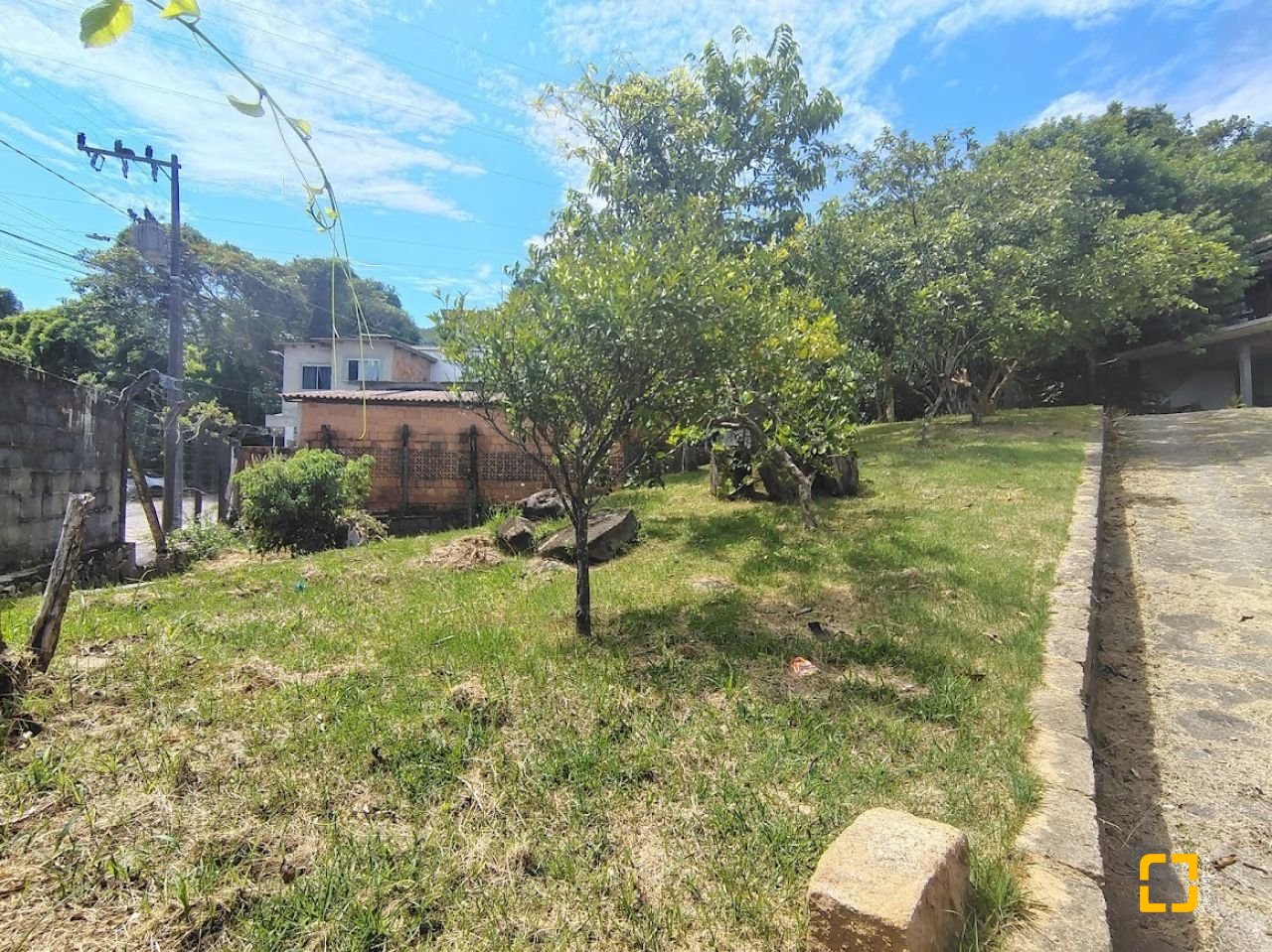 Casa com 560m², 5 quartos (sendo 1 suíte), 6 garagens, no bairro Monte Verde em Florianópolis
