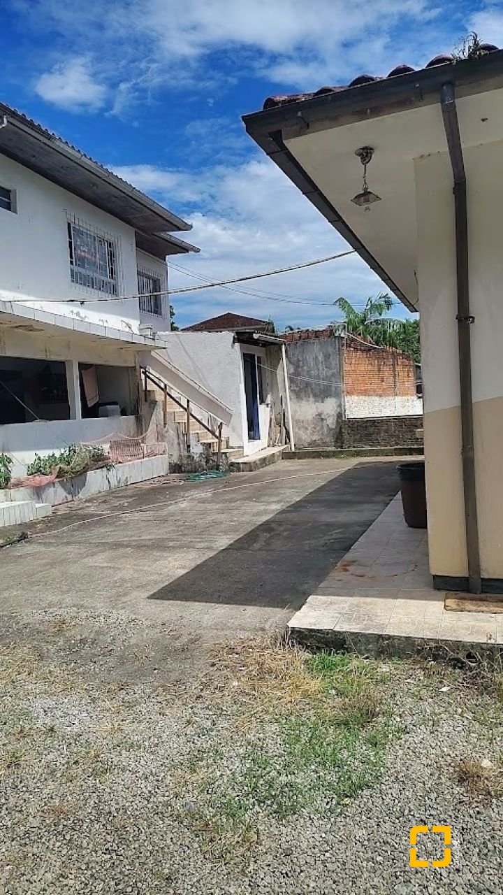 Casa com 560m², 5 quartos (sendo 1 suíte), 6 garagens, no bairro Monte Verde em Florianópolis