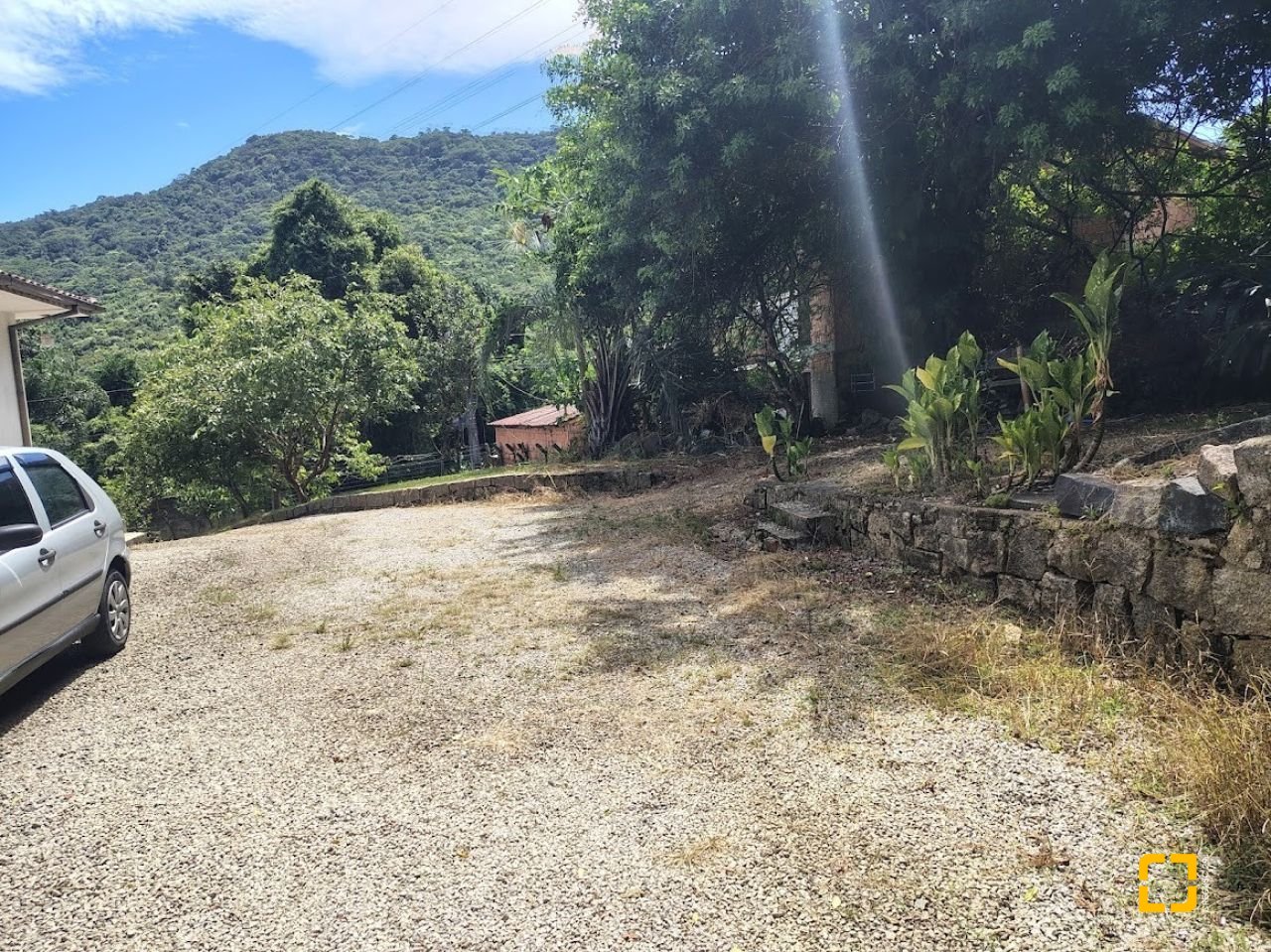 Casa com 560m², 5 quartos (sendo 1 suíte), 6 garagens, no bairro Monte Verde em Florianópolis
