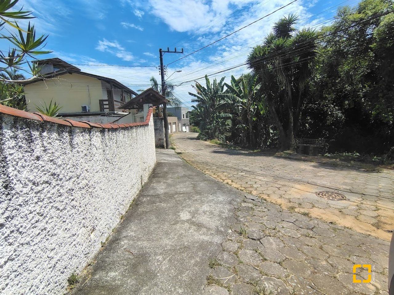 Casa com 560m², 5 quartos (sendo 1 suíte), 6 garagens, no bairro Monte Verde em Florianópolis