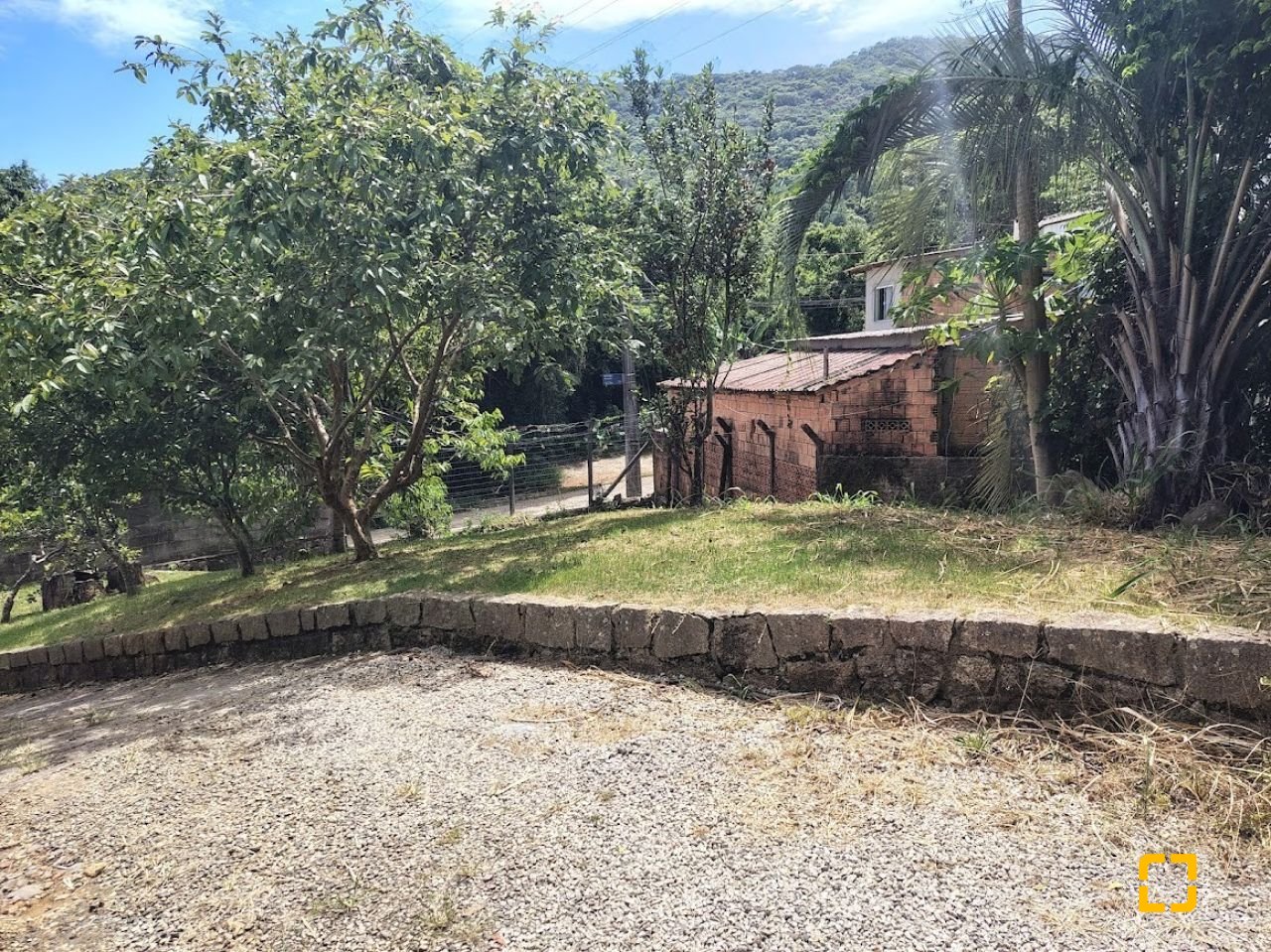 Casa com 560m², 5 quartos (sendo 1 suíte), 6 garagens, no bairro Monte Verde em Florianópolis