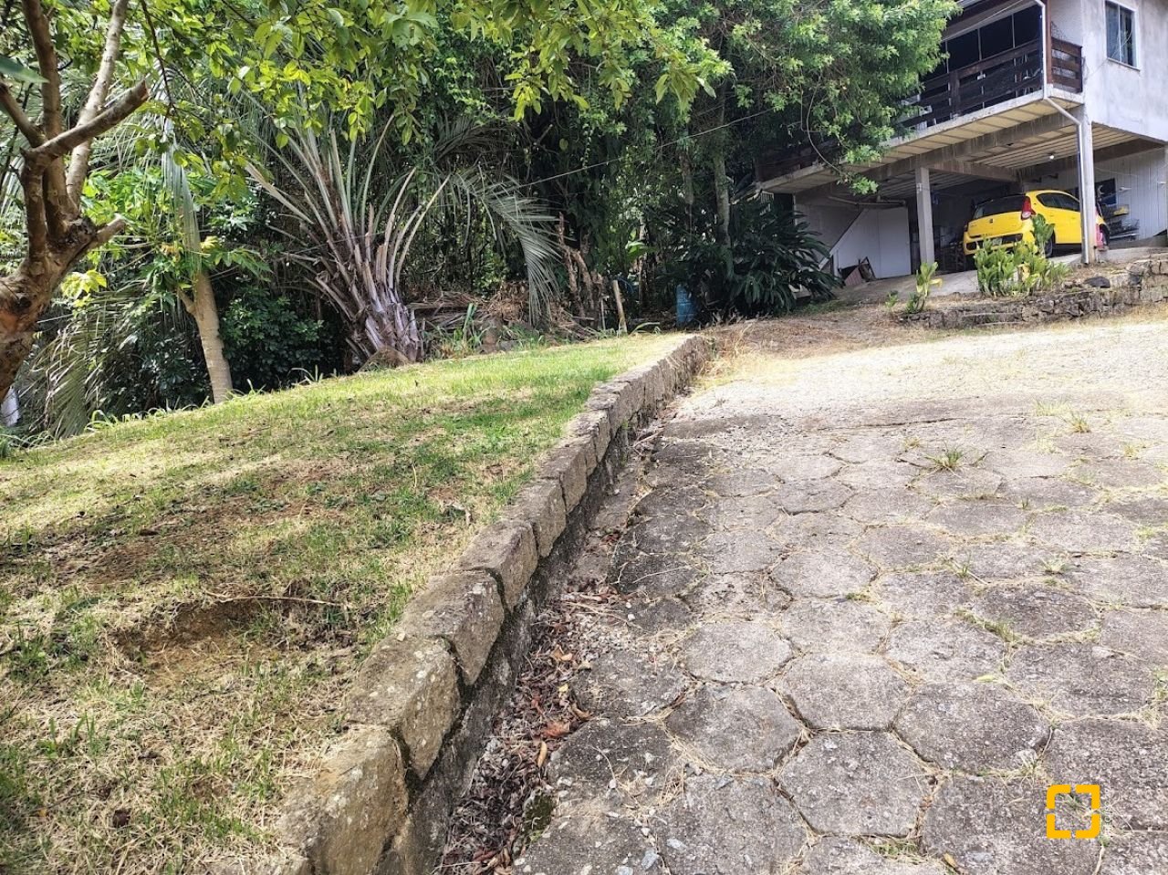 Casa com 560m², 5 quartos (sendo 1 suíte), 6 garagens, no bairro Monte Verde em Florianópolis