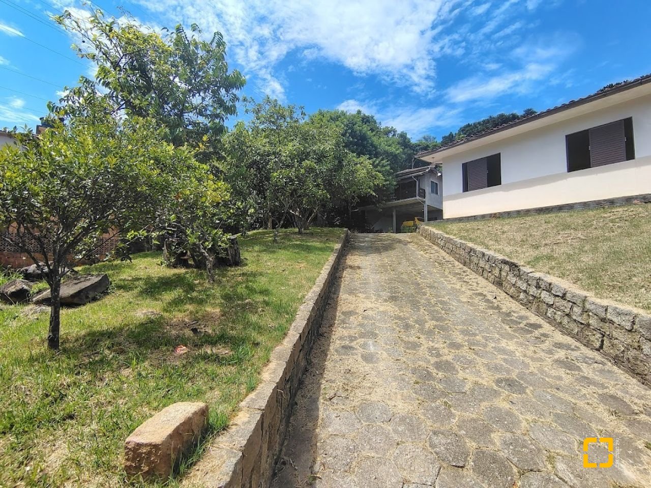 Casa com 560m², 5 quartos (sendo 1 suíte), 6 garagens, no bairro Monte Verde em Florianópolis