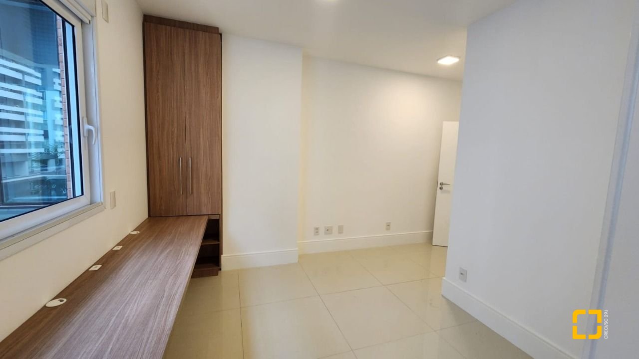 Apartamento com 169m², 8 quartos (sendo 4 suítes), 2 garagens, no bairro Centro em Florianópolis