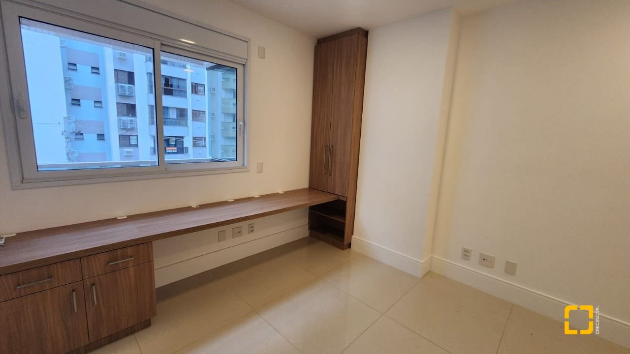 Apartamento com 169m², 8 quartos (sendo 4 suítes), 2 garagens, no bairro Centro em Florianópolis