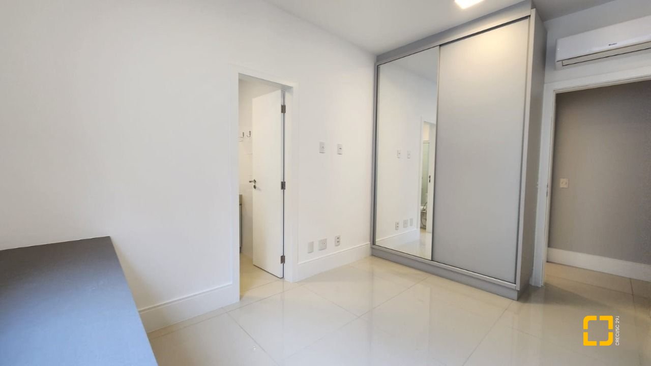 Apartamento com 169m², 8 quartos (sendo 4 suítes), 2 garagens, no bairro Centro em Florianópolis