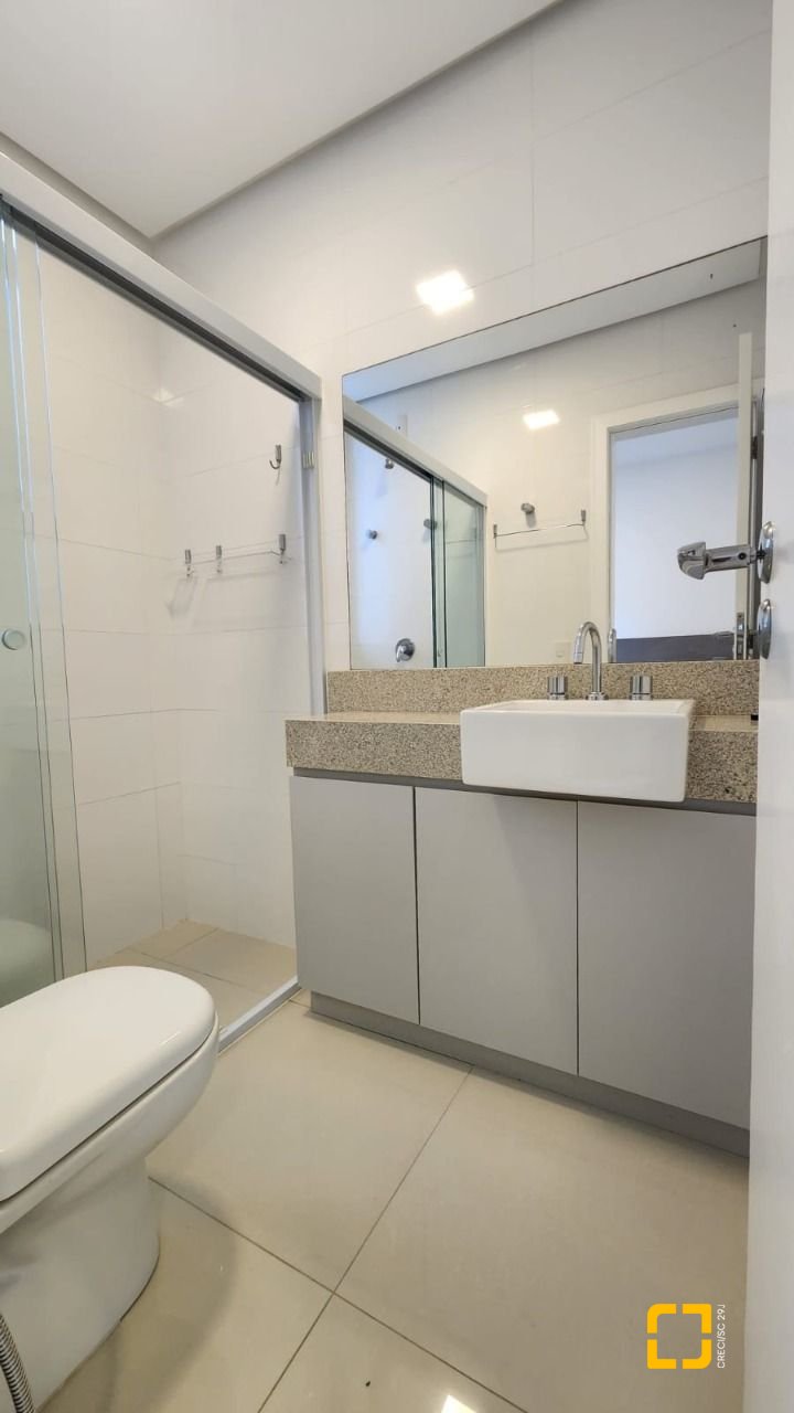Apartamento com 169m², 8 quartos (sendo 4 suítes), 2 garagens, no bairro Centro em Florianópolis