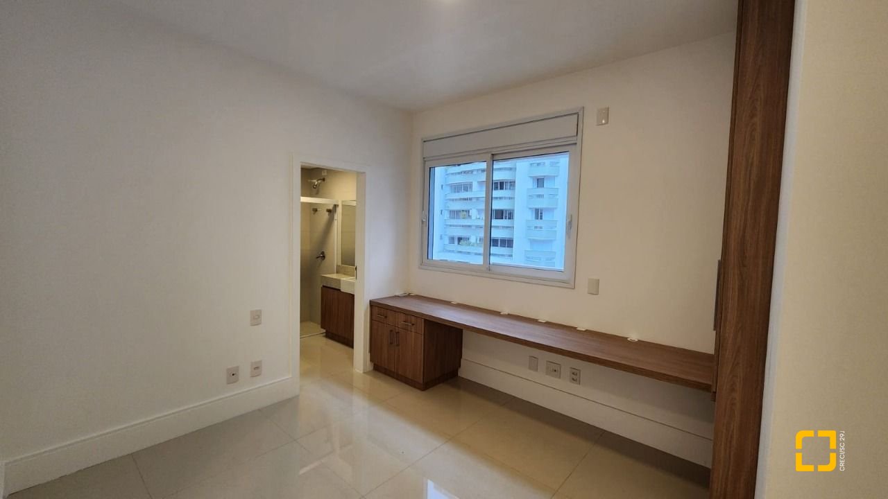 Apartamento com 169m², 8 quartos (sendo 4 suítes), 2 garagens, no bairro Centro em Florianópolis