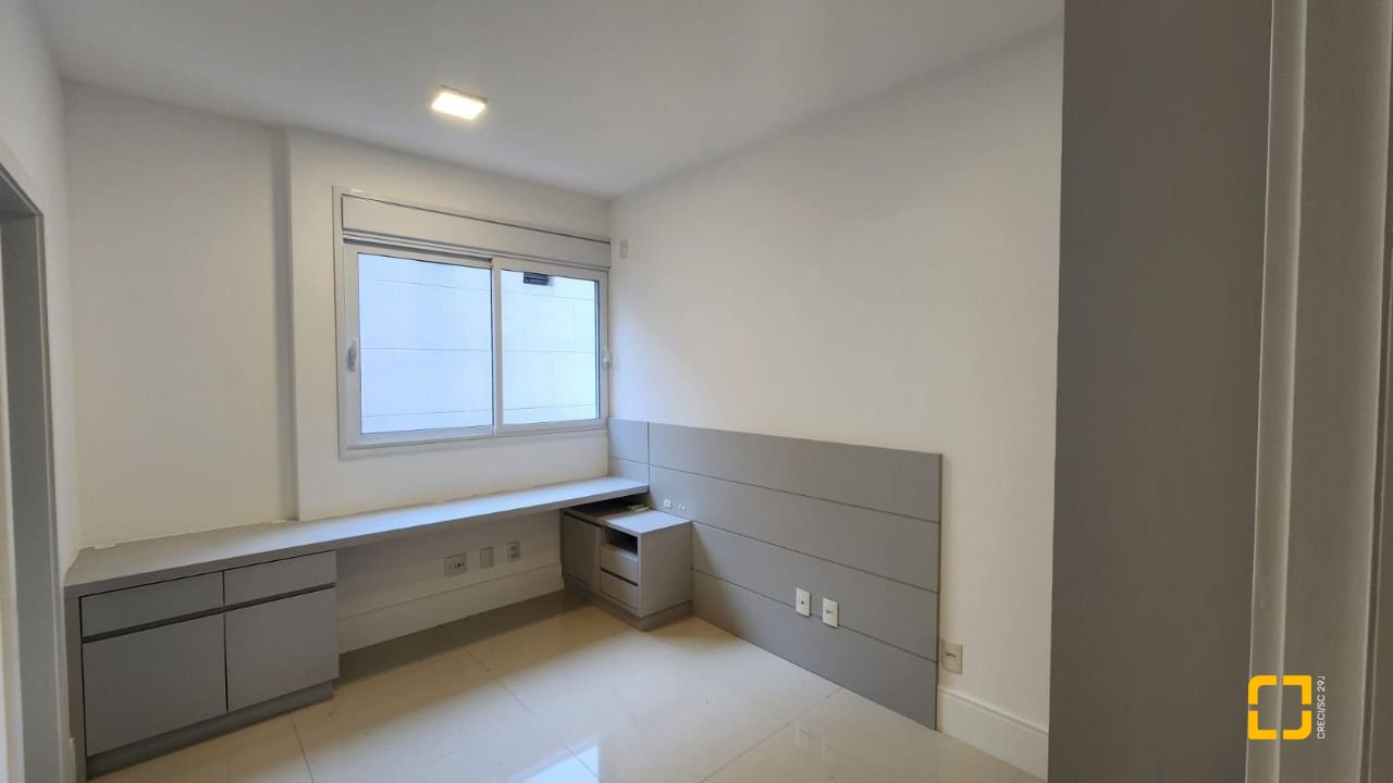 Apartamento com 169m², 8 quartos (sendo 4 suítes), 2 garagens, no bairro Centro em Florianópolis