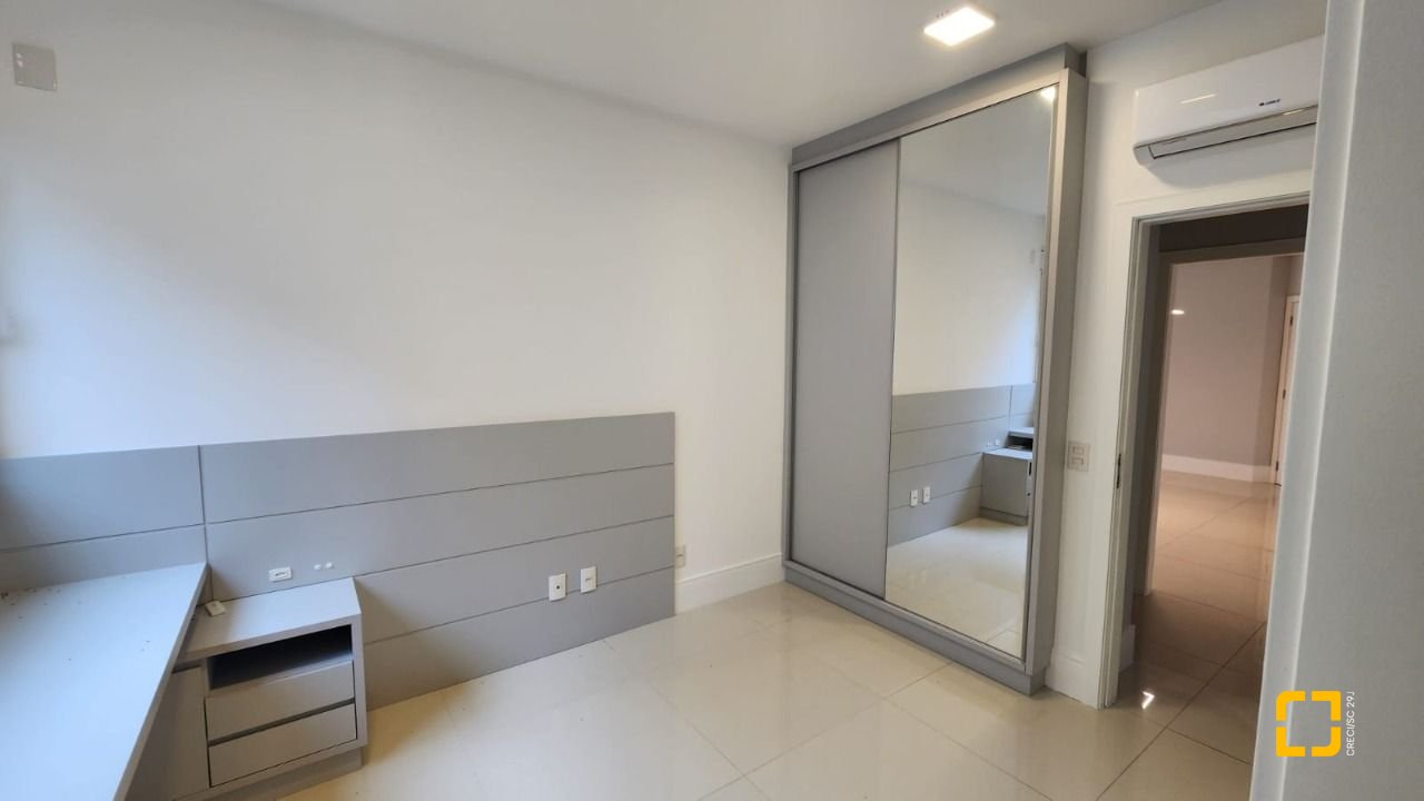 Apartamento com 169m², 8 quartos (sendo 4 suítes), 2 garagens, no bairro Centro em Florianópolis
