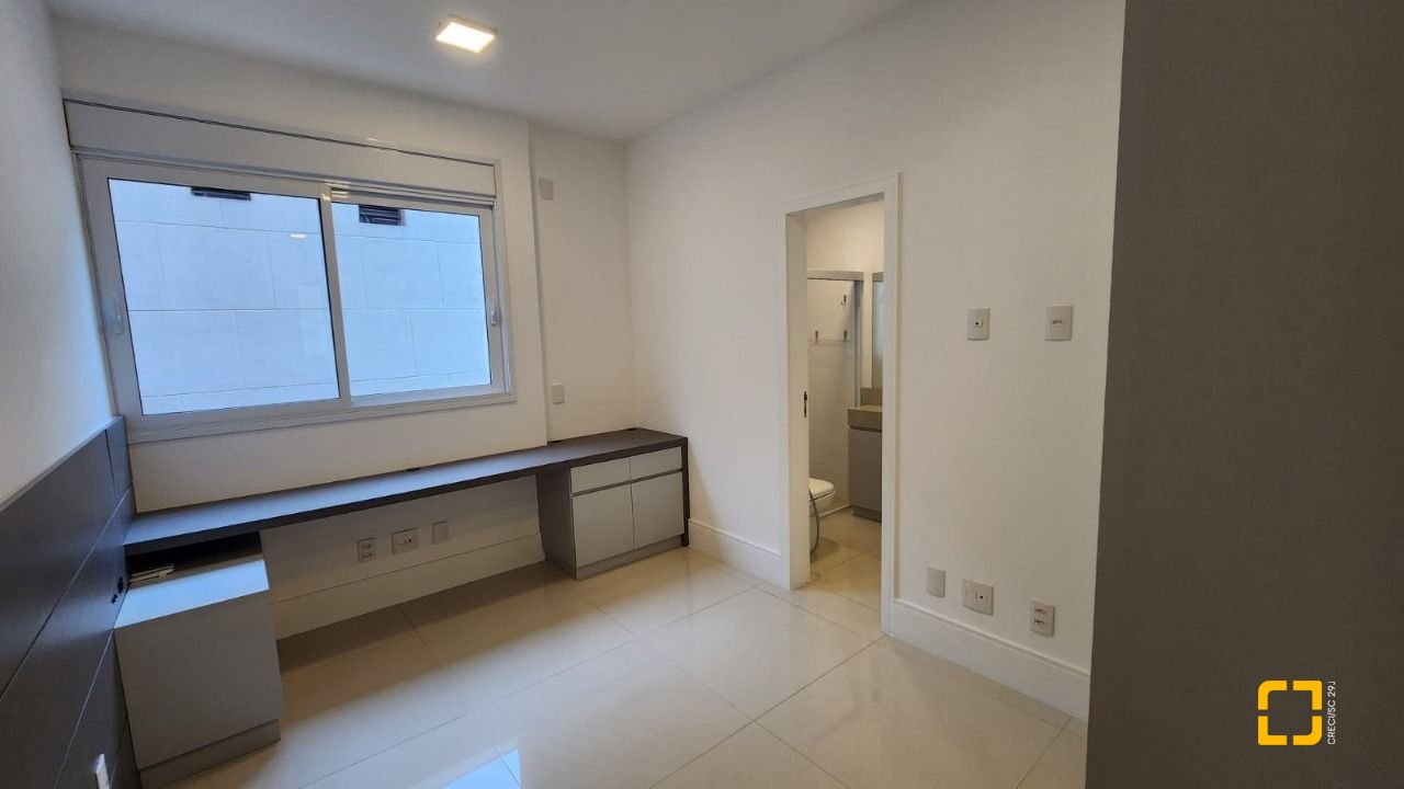 Apartamento com 169m², 8 quartos (sendo 4 suítes), 2 garagens, no bairro Centro em Florianópolis