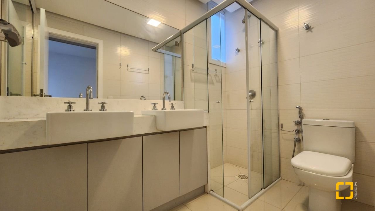 Apartamento com 169m², 8 quartos (sendo 4 suítes), 2 garagens, no bairro Centro em Florianópolis