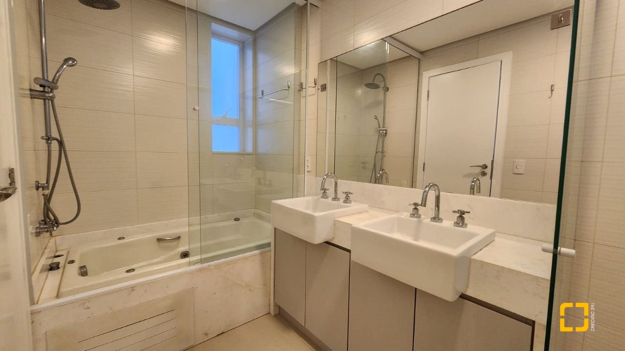Apartamento com 169m², 8 quartos (sendo 4 suítes), 2 garagens, no bairro Centro em Florianópolis