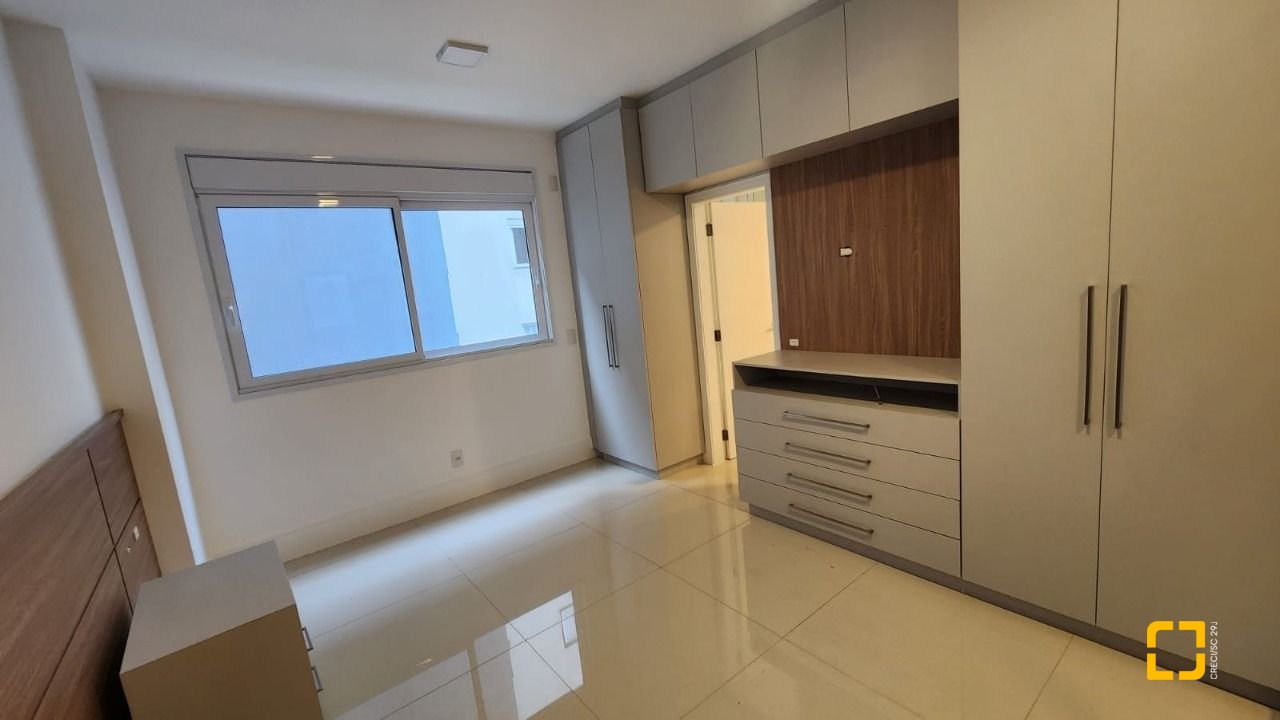 Apartamento com 169m², 8 quartos (sendo 4 suítes), 2 garagens, no bairro Centro em Florianópolis