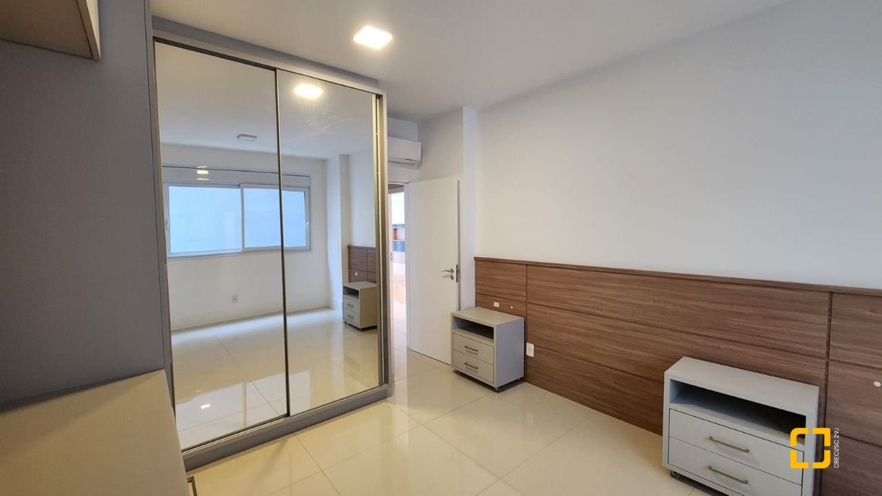 Apartamento com 169m², 8 quartos (sendo 4 suítes), 2 garagens, no bairro Centro em Florianópolis
