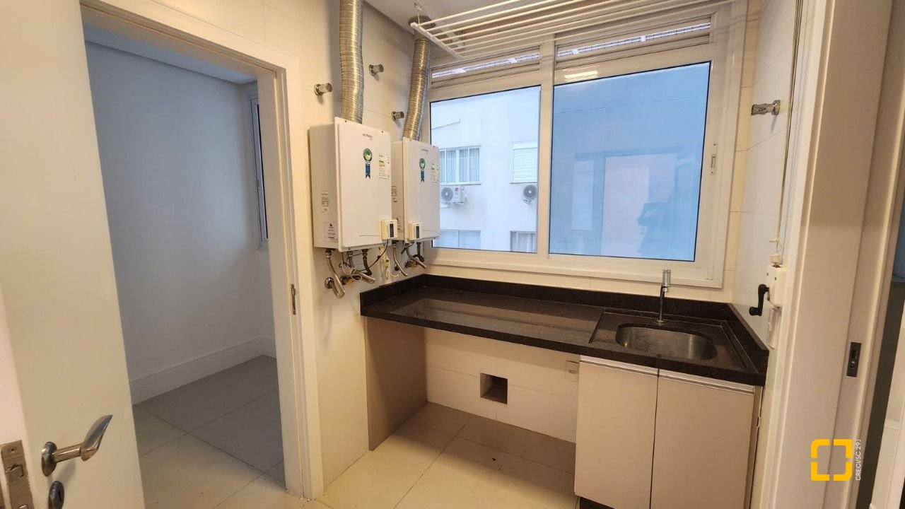 Apartamento com 169m², 8 quartos (sendo 4 suítes), 2 garagens, no bairro Centro em Florianópolis