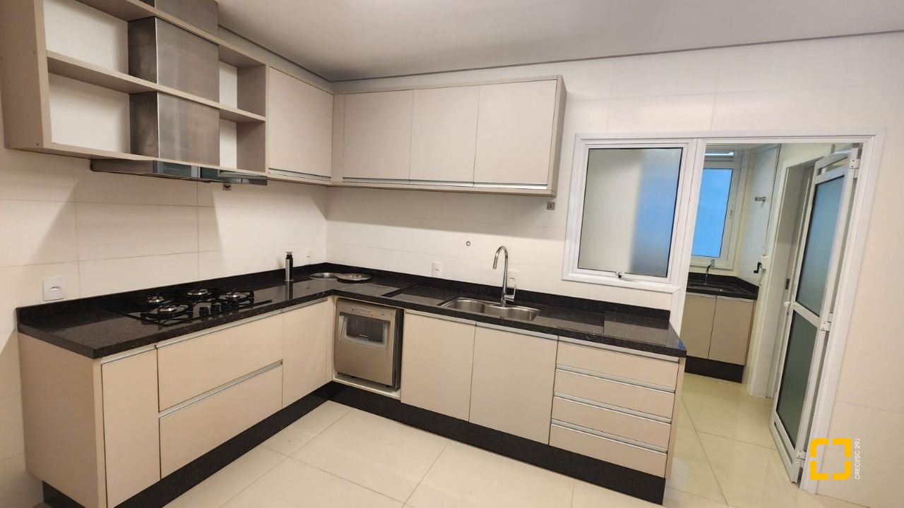 Apartamento com 169m², 8 quartos (sendo 4 suítes), 2 garagens, no bairro Centro em Florianópolis