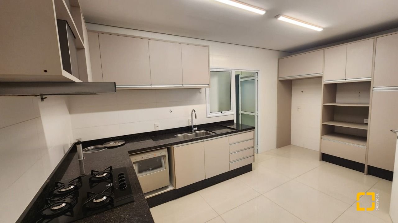Apartamento com 169m², 8 quartos (sendo 4 suítes), 2 garagens, no bairro Centro em Florianópolis