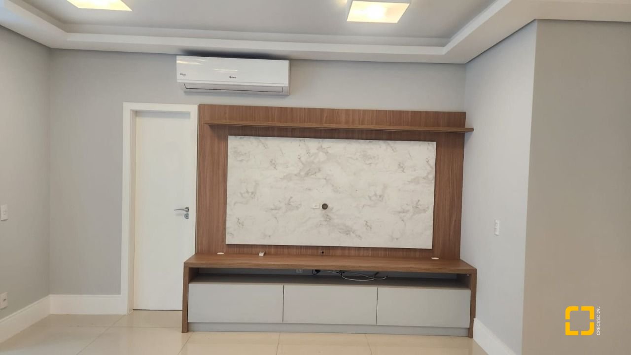 Apartamento com 169m², 8 quartos (sendo 4 suítes), 2 garagens, no bairro Centro em Florianópolis