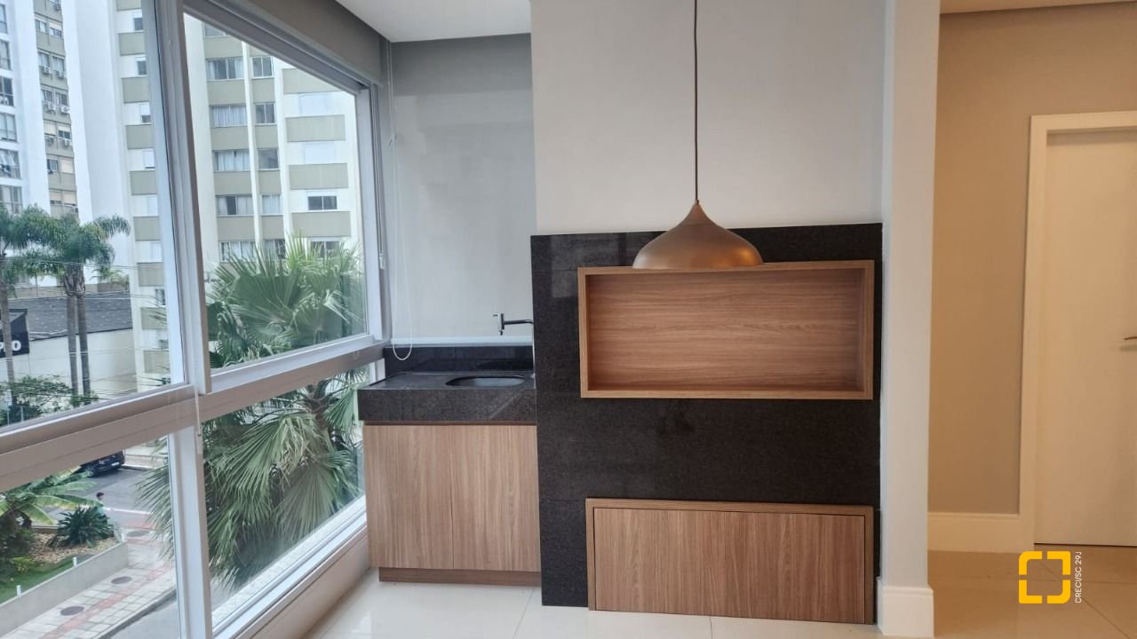 Apartamento com 169m², 8 quartos (sendo 4 suítes), 2 garagens, no bairro Centro em Florianópolis