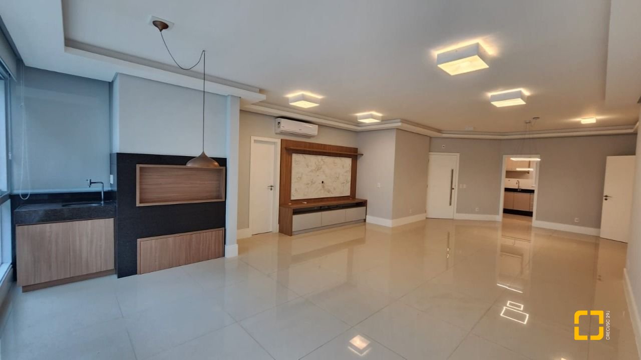 Apartamento com 169m², 8 quartos (sendo 4 suítes), 2 garagens, no bairro Centro em Florianópolis