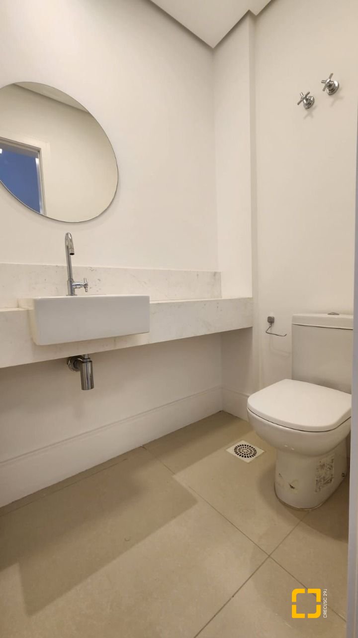 Apartamento com 169m², 8 quartos (sendo 4 suítes), 2 garagens, no bairro Centro em Florianópolis