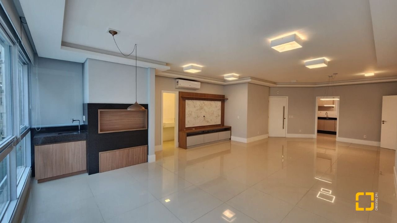 Apartamento com 169m², 8 quartos (sendo 4 suítes), 2 garagens, no bairro Centro em Florianópolis