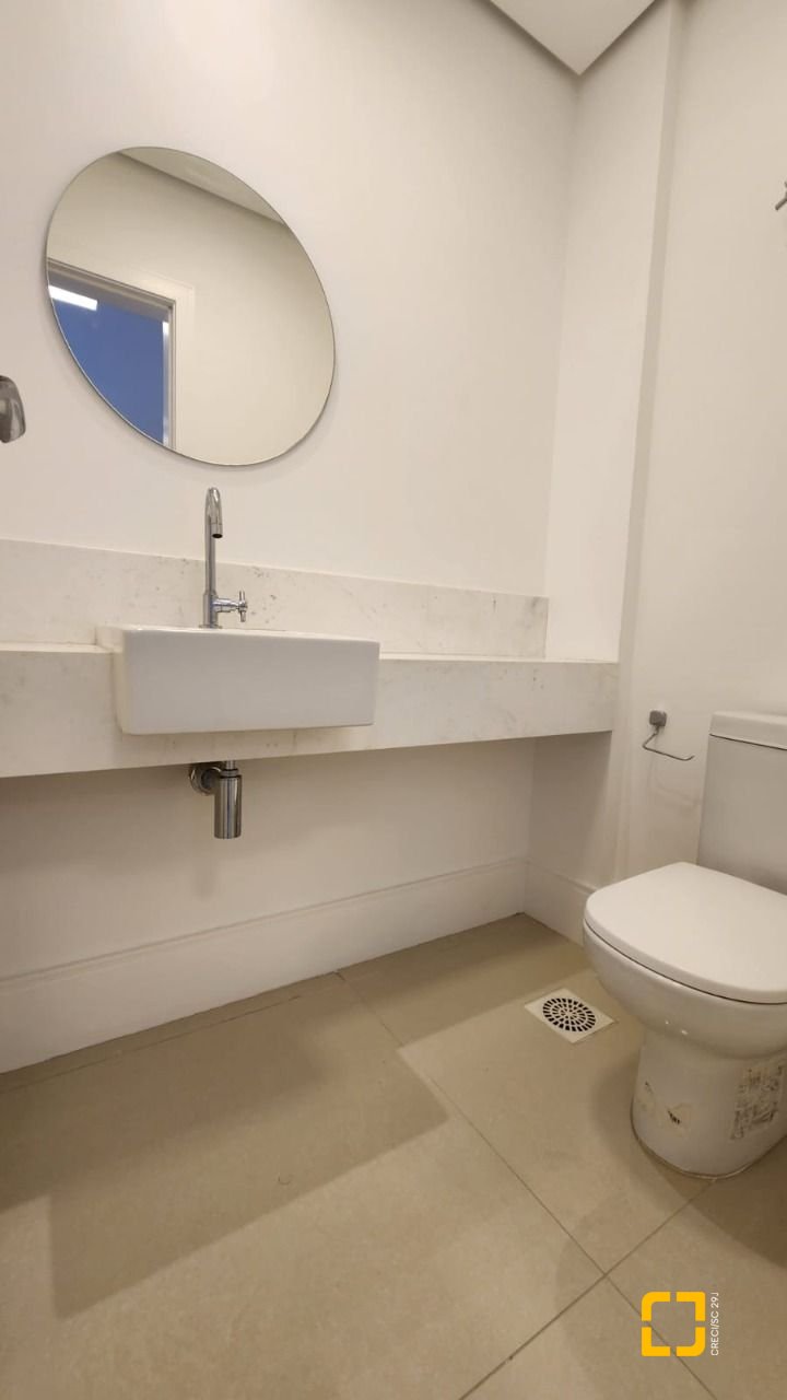 Apartamento com 169m², 8 quartos (sendo 4 suítes), 2 garagens, no bairro Centro em Florianópolis