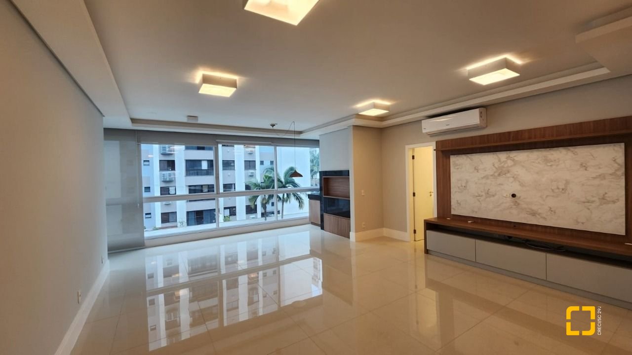 Apartamento com 169m², 8 quartos (sendo 4 suítes), 2 garagens, no bairro Centro em Florianópolis