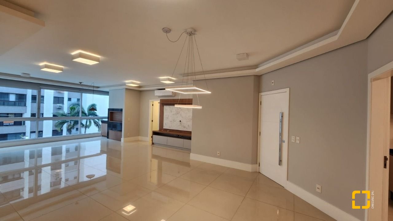 Apartamento com 169m², 8 quartos (sendo 4 suítes), 2 garagens, no bairro Centro em Florianópolis