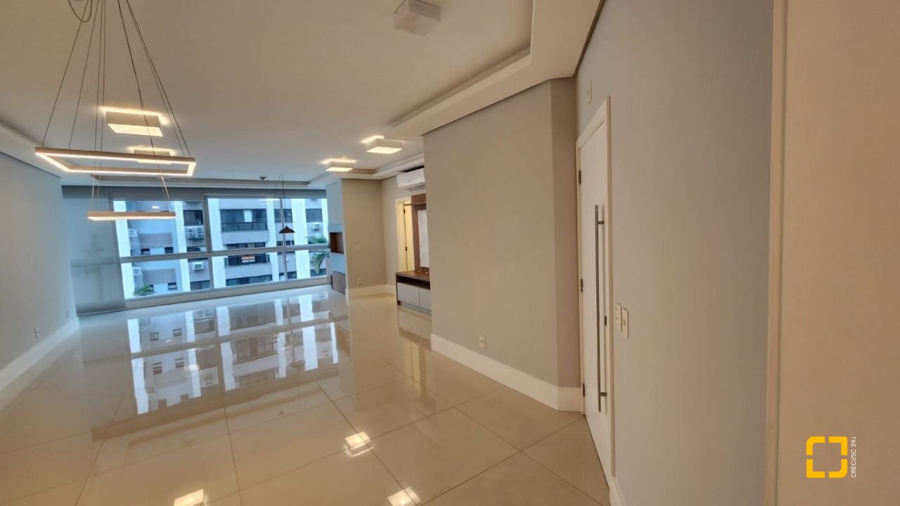 Apartamento com 169m², 8 quartos (sendo 4 suítes), 2 garagens, no bairro Centro em Florianópolis