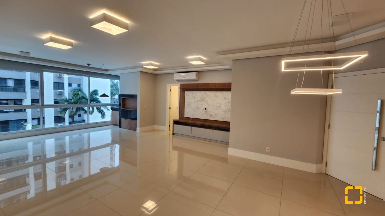 Apartamento com 169m², 8 quartos (sendo 4 suítes), 2 garagens, no bairro Centro em Florianópolis